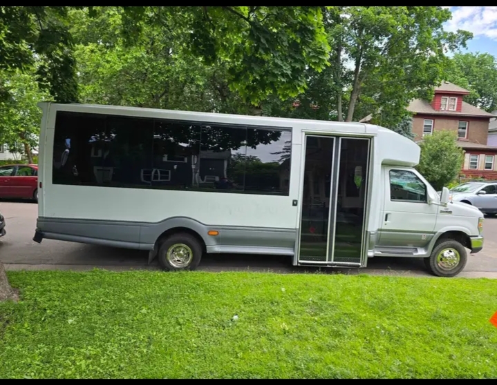 2009 Ford E-450 Shuttle Bus