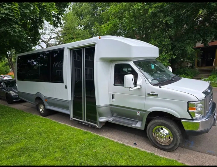 2009 Ford E-450 Shuttle Bus