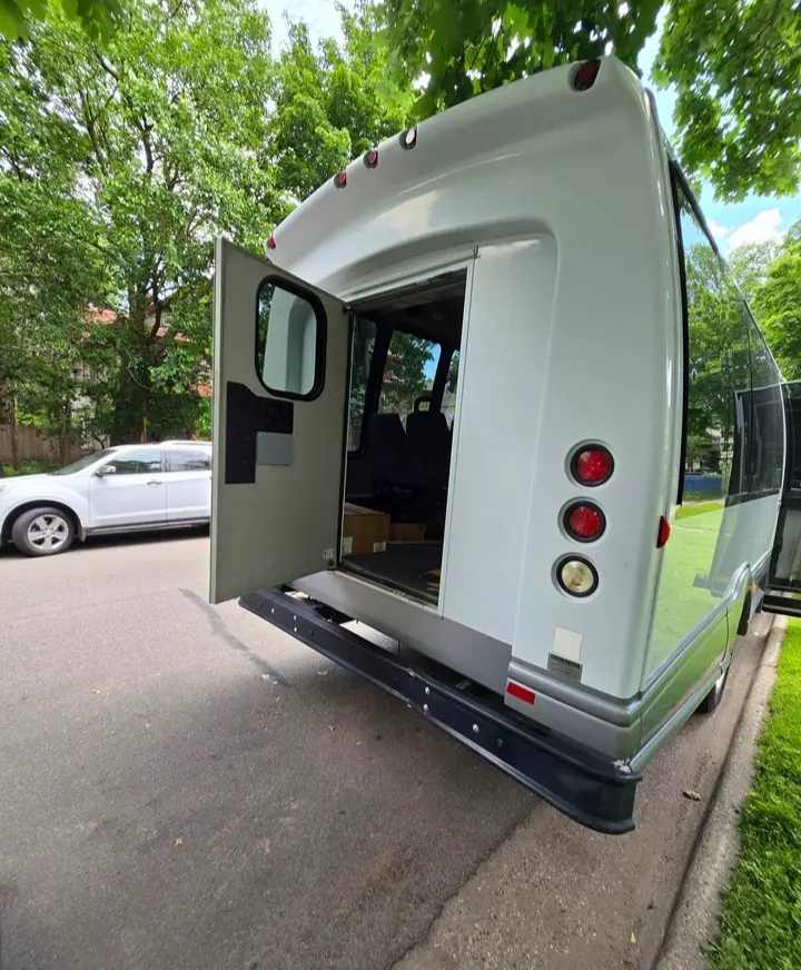 2009 Ford E-450 Shuttle Bus