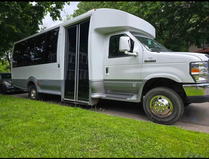 2009 Ford E-450 Shuttle Bus