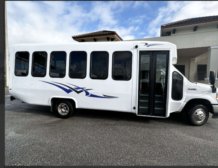 2021 Ford E-450 Shuttle Bus