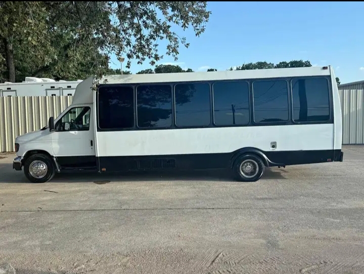 2000 Ford E-350 Limo Bus
