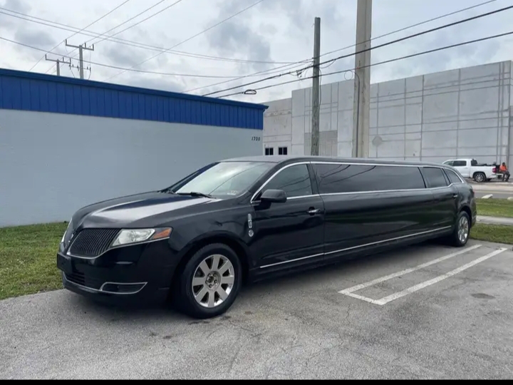 2013 Lincoln MKT Limousine