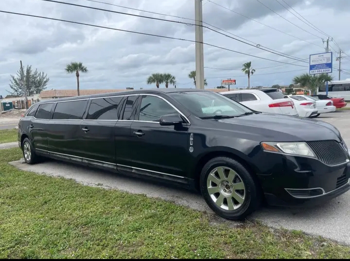 2013 Lincoln MKT Limousine