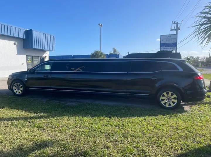 2013 Lincoln MKT Limousine
