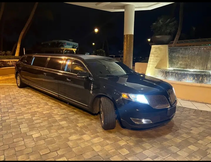 2013 Lincoln MKT Limousine