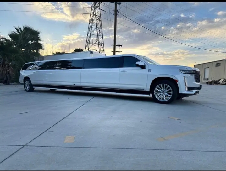 2023 Cadillac Escalade ESV Limousine