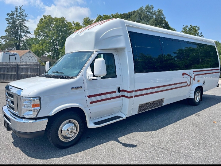 2018 Ford E-450 Limo Bus