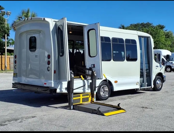 2013 Ford E-450 Shuttle Bus