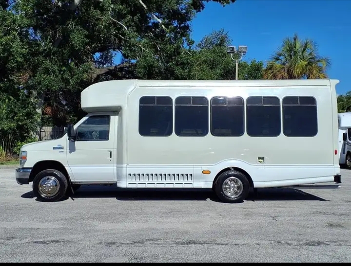 2013 Ford E-450 Shuttle Bus