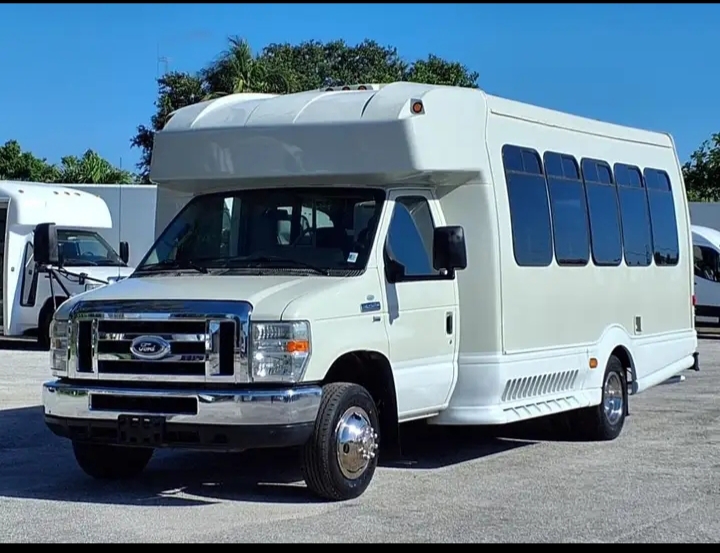 2013 Ford E-450 Shuttle Bus