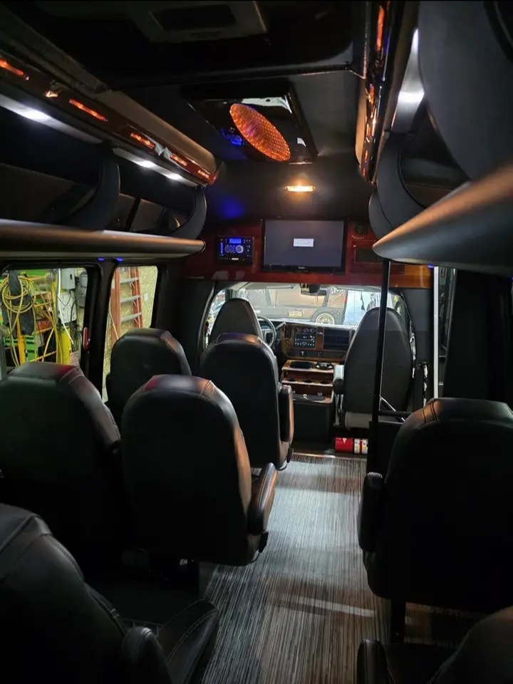 2013 Chevrolet 3500 Executive Shuttle Bus