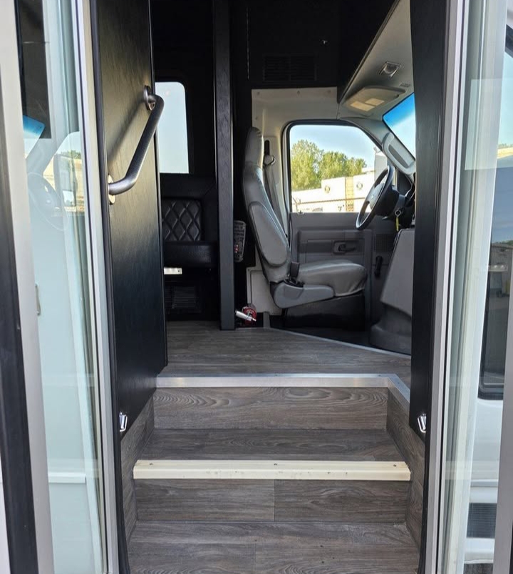 2014 Ford E-450 Limo Bus