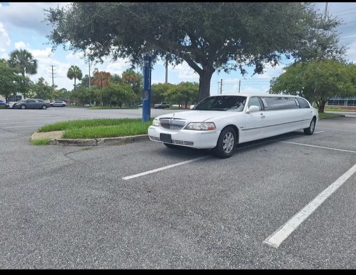 2011 Lincoln Town Car Limousine