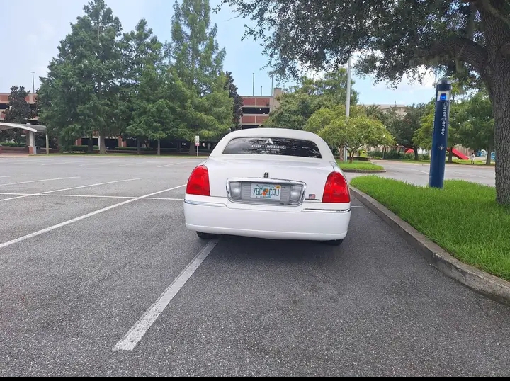 2011 Lincoln Town Car Limousine