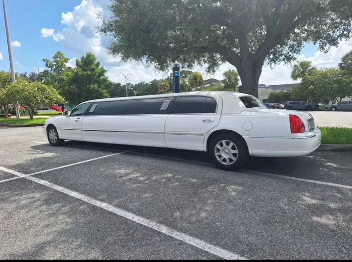 2011 Lincoln Town Car Limousine