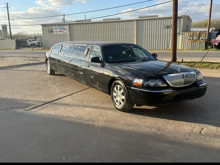 2011 Lincoln Town Car Limousine