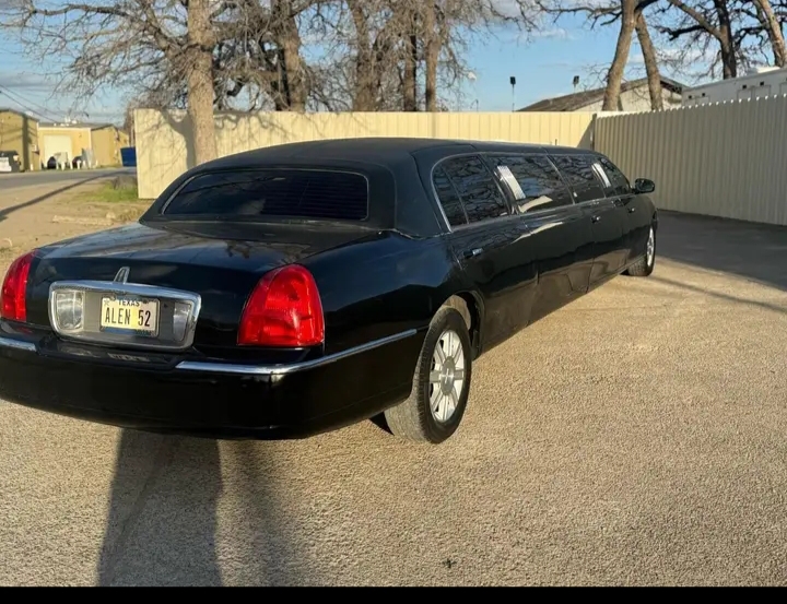 2011 Lincoln Town Car Limousine