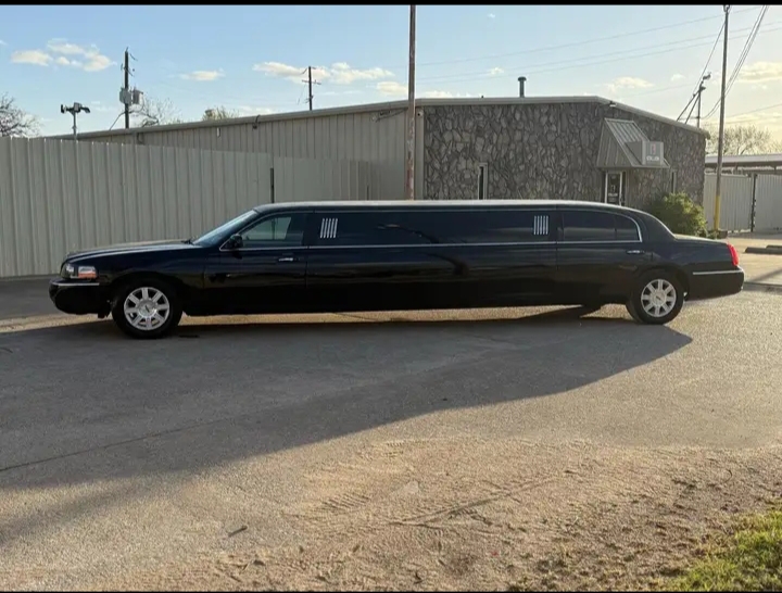 2011 Lincoln Town Car Limousine