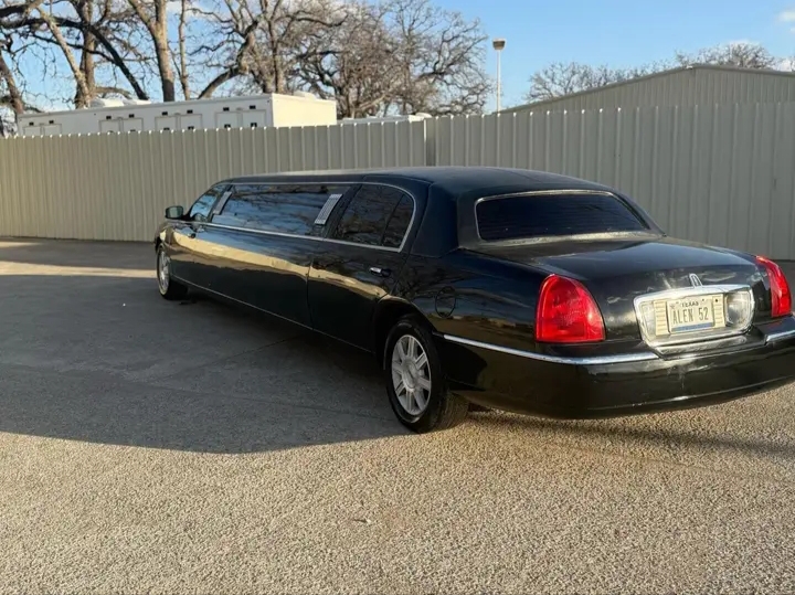 2011 Lincoln Town Car Limousine