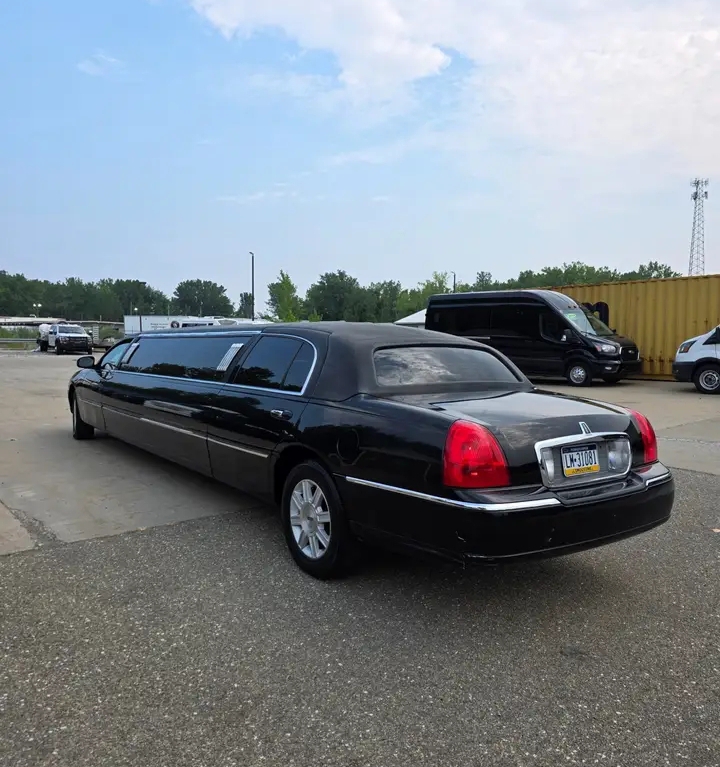 2011 Lincoln Town Car Limousine