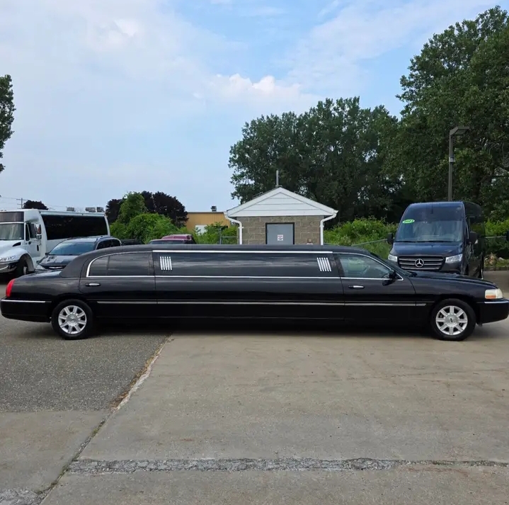 2011 Lincoln Town Car Limousine