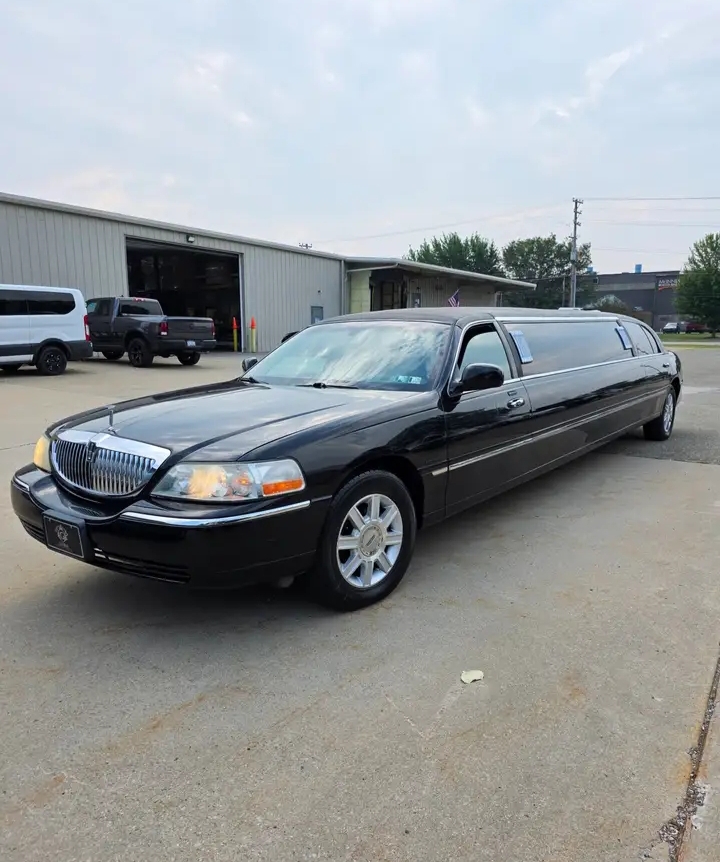 2011 Lincoln Town Car Limousine