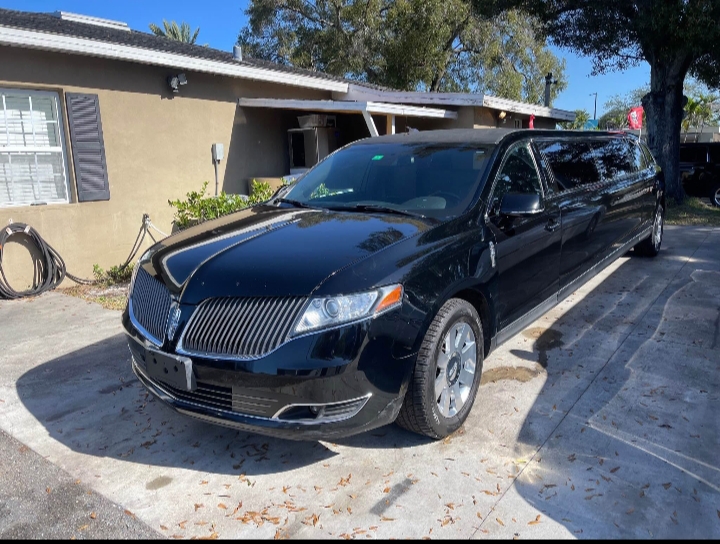 2014 Lincoln MKT Limousine