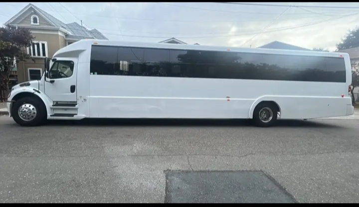 2015 Freightliner Limo Bus