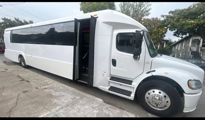 2015 Freightliner Limo Bus