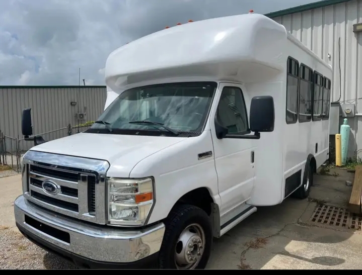 2013 Ford E-350 Shuttle Bus
