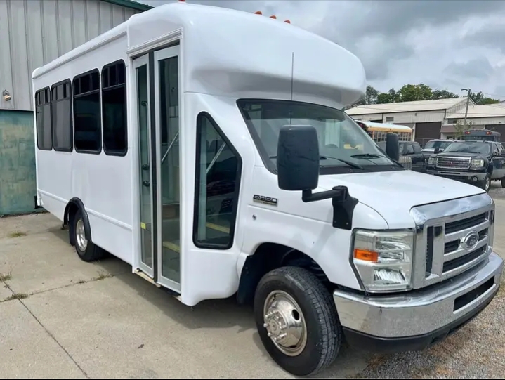2013 Ford E-350 Shuttle Bus