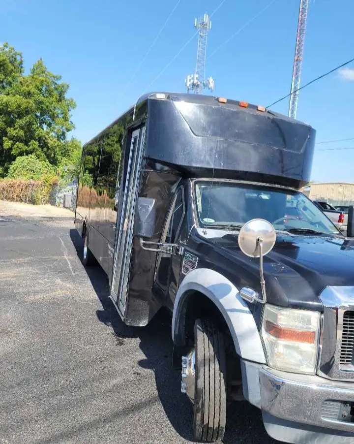 2010 Ford F-550 Shuttle Bus