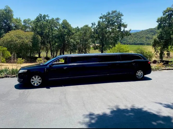 2013 Lincoln MKT Limousine