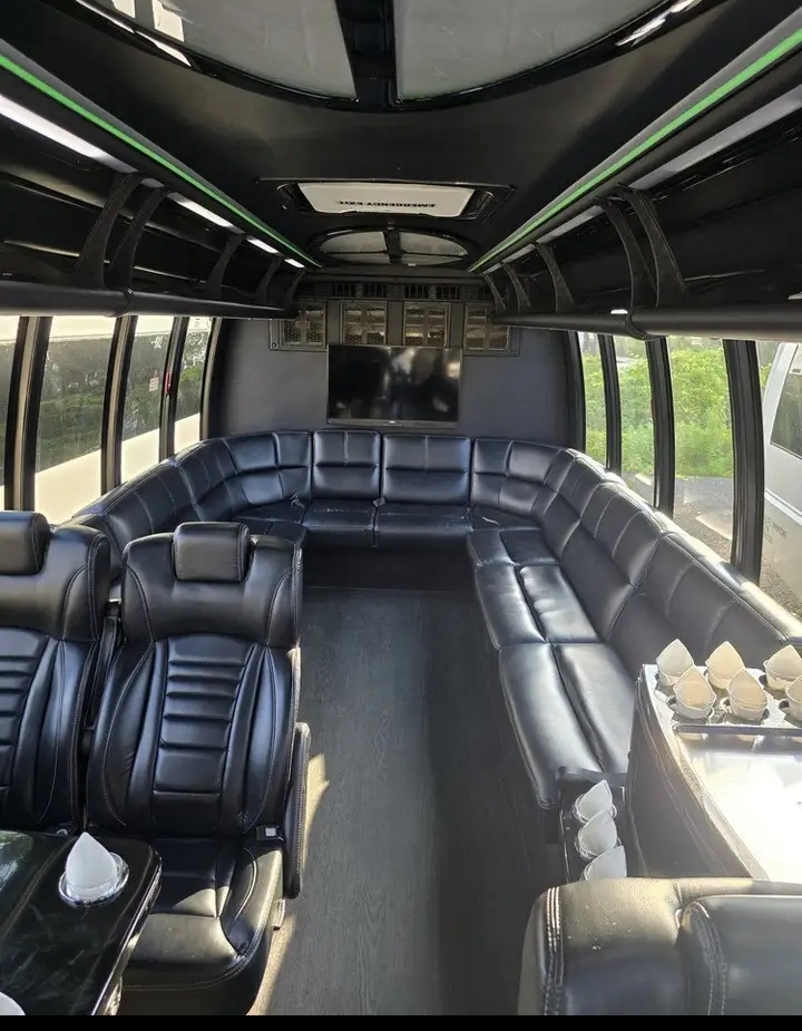 2018 Ford F-550 Limo Bus