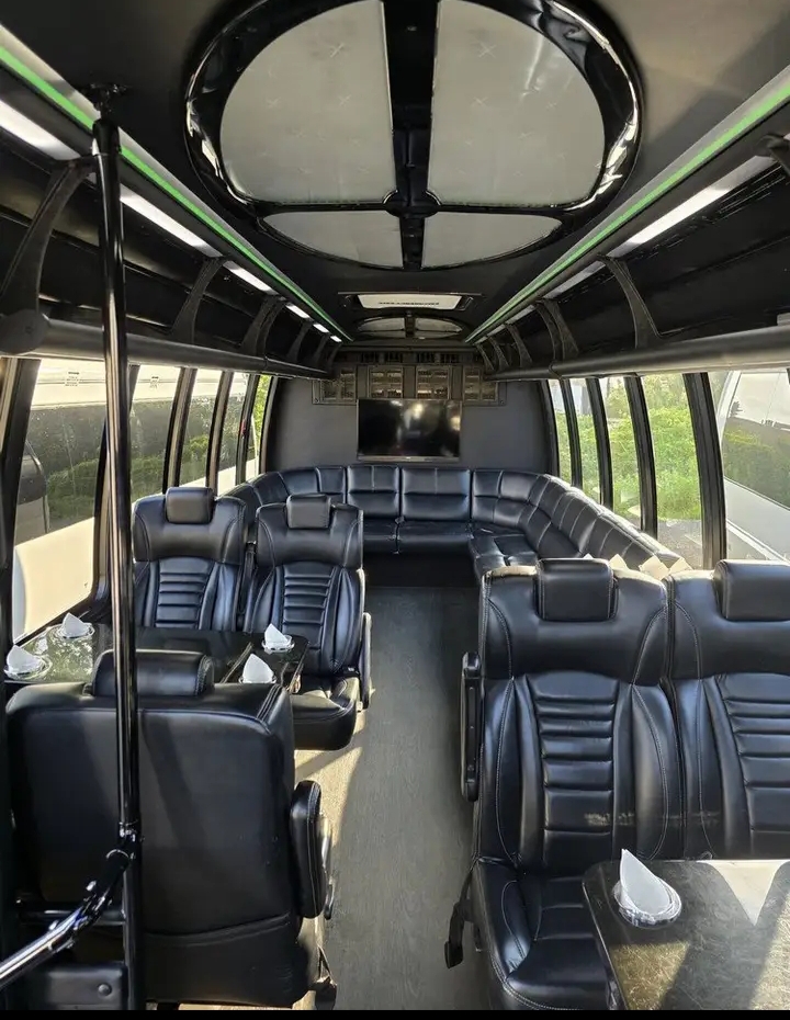 2018 Ford F-550 Limo Bus