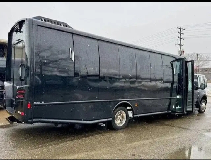 2018 Ford F-550 Limo Bus