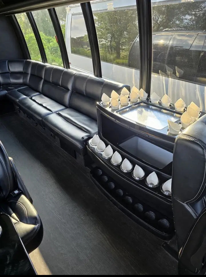 2018 Ford F-550 Limo Bus
