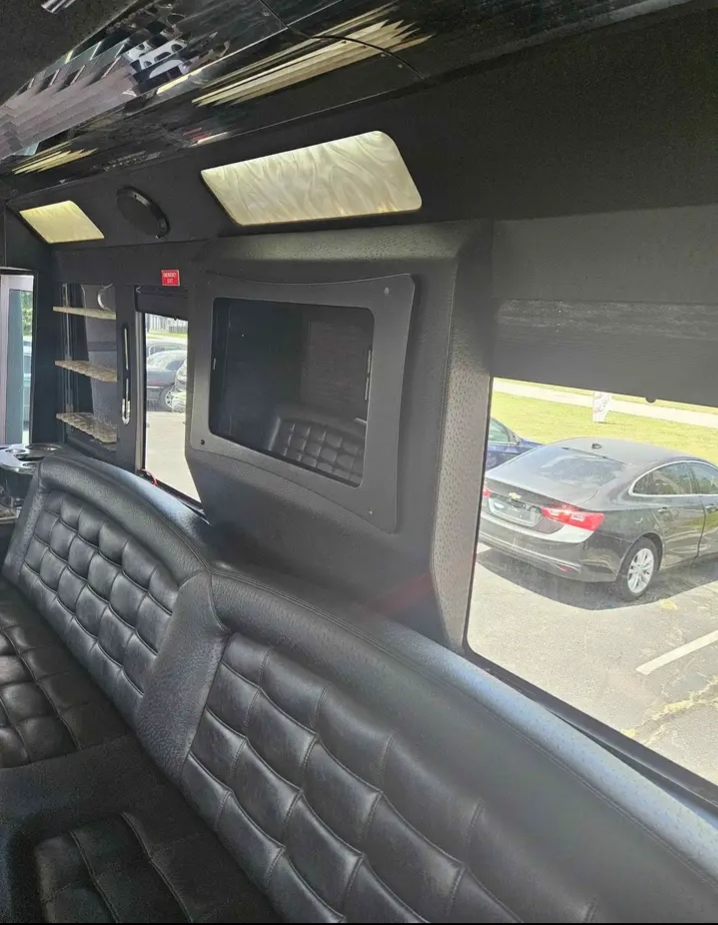 2013 Ford F-550 Limo Bus