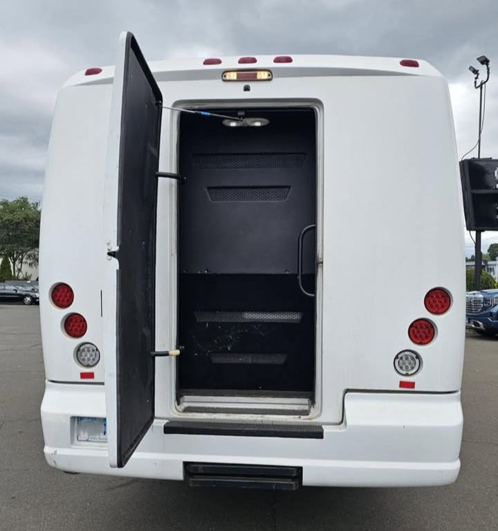 2016 Ford F-550 Limo Bus