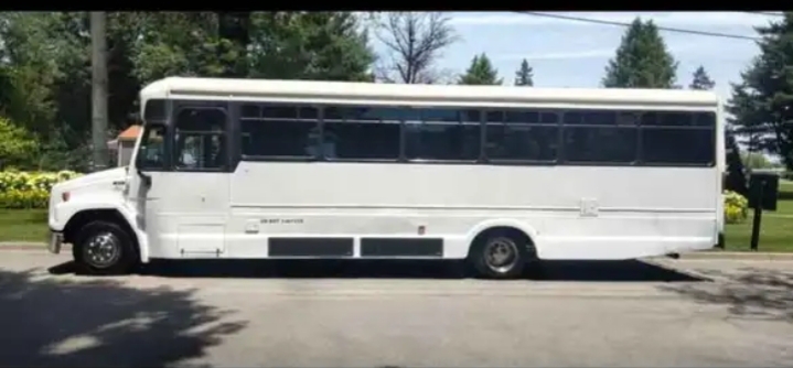 2000 Freightliner Limo Bus