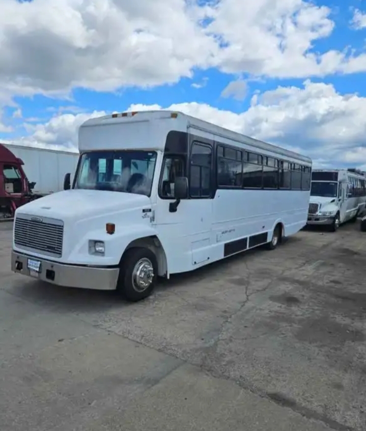 2000 Freightliner Limo Bus