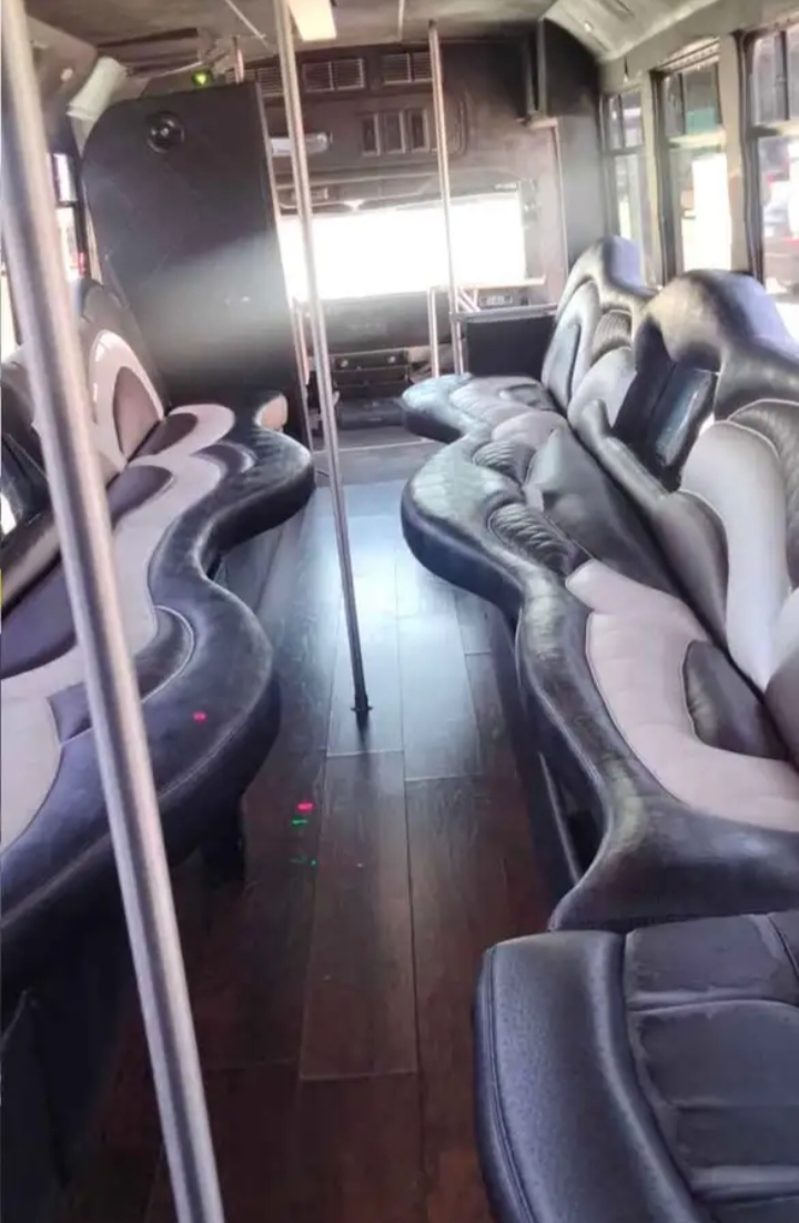 2000 Freightliner Limo Bus