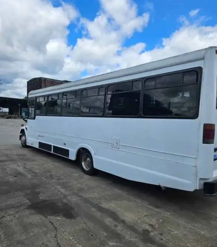 2000 Freightliner Limo Bus