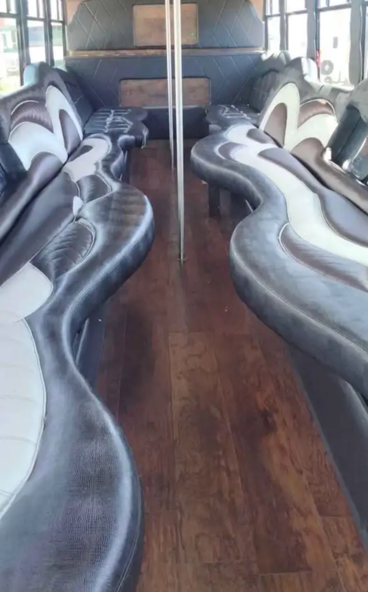 2000 Freightliner Limo Bus