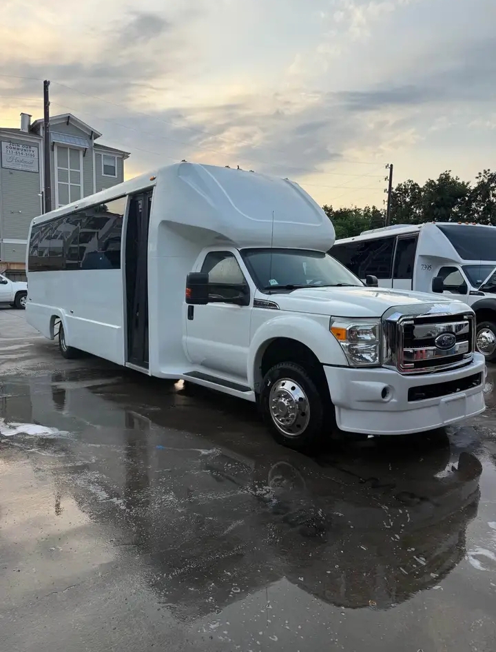 2013 Ford F-550 Shuttle Bus