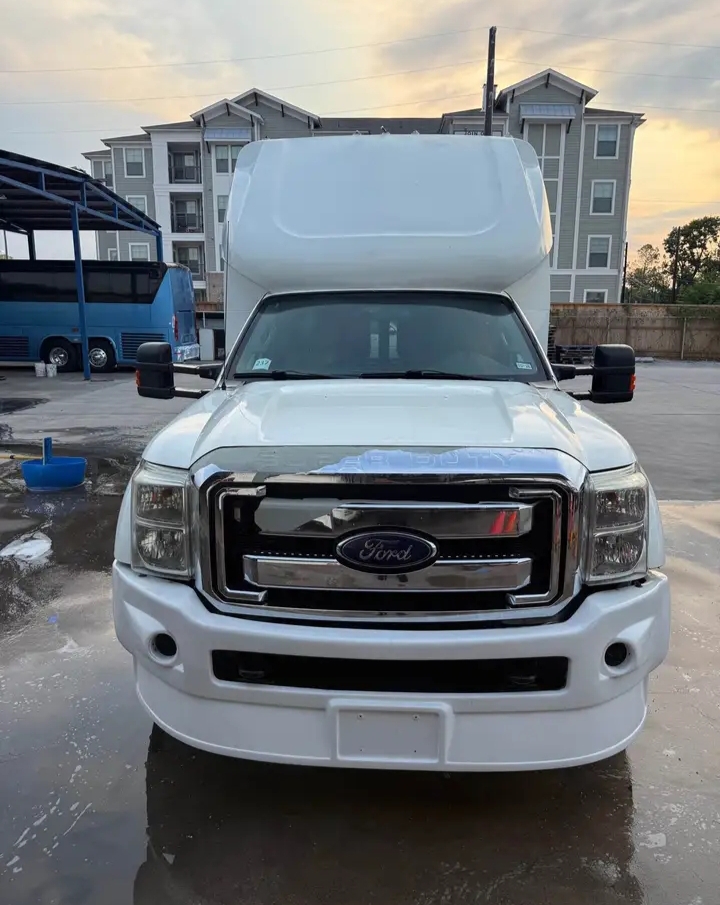 2013 Ford F-550 Shuttle Bus