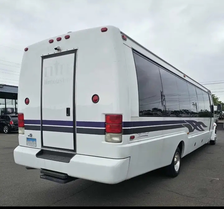 2004 International 3200 KK38 Limo Bus