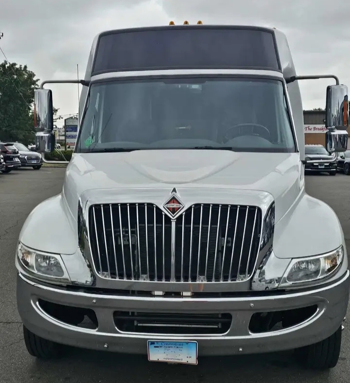 2004 International 3200 KK38 Limo Bus