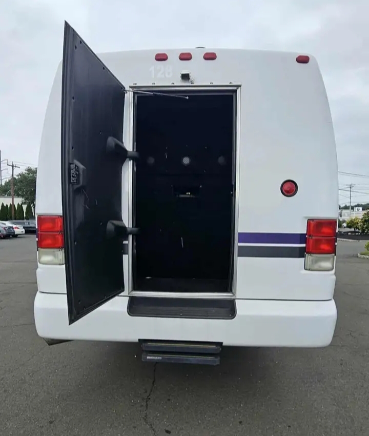 2004 International 3200 KK38 Limo Bus